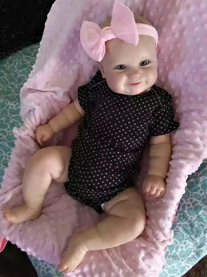 Bambola reborn realistica con fiocco rosa