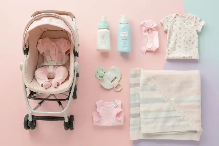 accessori essenziali bambole reborn flat-lay passeggino biberon ciuccio vestiti