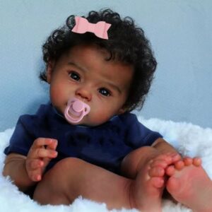 Bambola Reborn Aisha 47cm — Afroamericana Awake con Capelli Rooted Ricci, Pelle Scura