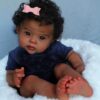 Bambola Reborn Aisha 47cm — Afroamericana Awake con Capelli Rooted Ricci, Pelle Scura