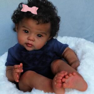 Bambola Reborn Aisha 47cm — Afroamericana Awake con Capelli Rooted Ricci, Pelle Scura dettaglio
