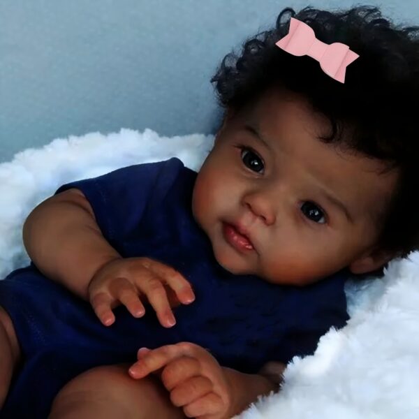 Bambola Reborn Aisha 47cm — Afroamericana Awake con Capelli Rooted Ricci, Pelle Scura