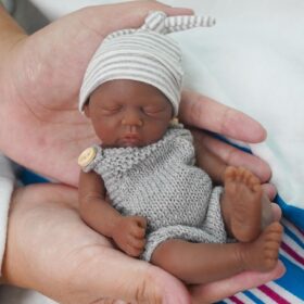 Bambola Reborn Andy Mini 18cm — Micro Preemie Full Body Silicone Maschietto Pelle Scura Afro
