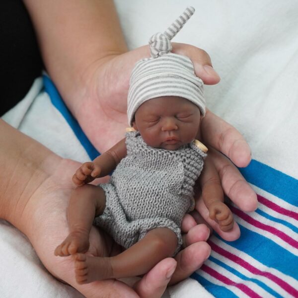 Bambola Reborn Andy Mini 18cm — Micro Preemie Full Body Silicone Maschietto Pelle Scura Afro