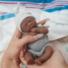 Bambola Reborn Andy Mini 18cm — Micro Preemie Full Body Silicone Maschietto Pelle Scura Afro