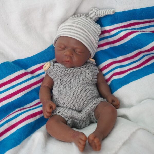 Bambola Reborn Andy Mini 18cm — Micro Preemie Full Body Silicone Maschietto Pelle Scura Afro
