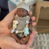 Bambola Reborn Andy Mini 18cm — Micro Preemie Full Body Silicone Maschietto Pelle Scura Afro