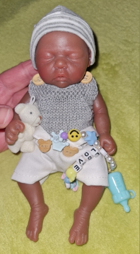 Bambola Reborn Andy Mini 18cm — Micro Preemie Full Body Silicone Maschietto Pelle Scura Afro