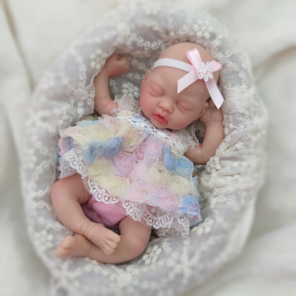 Bambola Reborn Aria Mini 18cm — Sleeping Newborn Full Body Silicone Alimentare Femminuccia Occhi Chiusi — immagine 3 Bambola Reborn Aria Mini 18cm — Sleeping Newborn Full Body Silicone Alimentare Femminuccia Occhi Chiusi