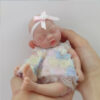 Bambola Reborn Aria Mini 18cm — Sleeping Newborn Full Body Silicone Alimentare Femminuccia Occhi Chiusi — immagine 5 Bambola Reborn Aria Mini 18cm — Sleeping Newborn Full Body Silicone Alimentare Femminuccia Occhi Chiusi