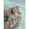 Bambola Reborn Bianca Mini 18cm — Silicone Platinum Edizione Limitata, Pelle Morbida e Naso Piccolo — immagine 5 Bambola Reborn Bianca Mini 18cm — Silicone Platinum Edizione Limitata, Pelle Morbida e Naso Piccolo