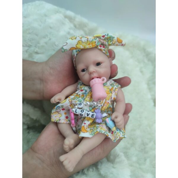 Bambola Reborn Bianca Mini 18cm — Silicone Platinum Edizione Limitata, Pelle Morbida e Naso Piccolo — immagine 5 Bambola Reborn Bianca Mini 18cm — Silicone Platinum Edizione Limitata, Pelle Morbida e Naso Piccolo