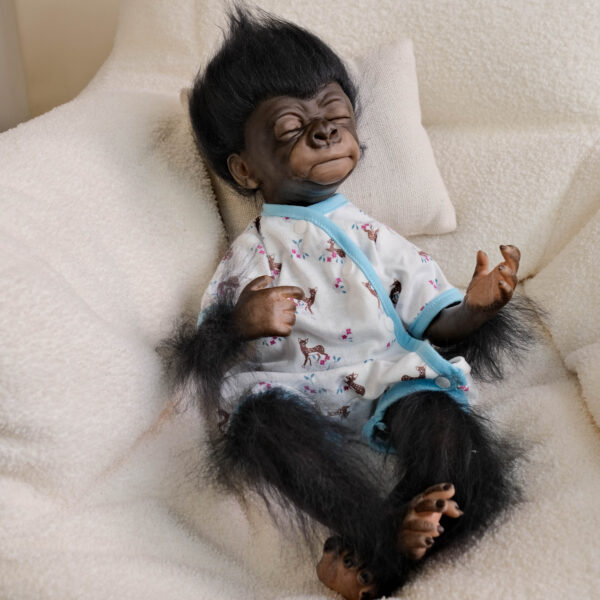 Bambola Reborn Coco Scimpanzé Dormiente 46cm — Cucciolo di Primate con Mohair e Pelle Scura