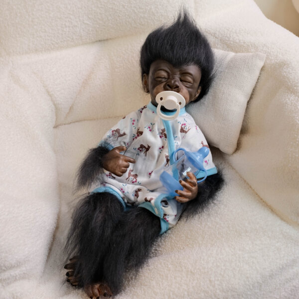 Bambola Reborn Coco Scimpanzé Dormiente 46cm — Cucciolo di Primate con Mohair e Pelle Scura