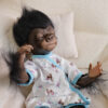 Bambola Reborn Coco Scimpanzé Dormiente 46cm — Cucciolo di Primate con Mohair e Pelle Scura