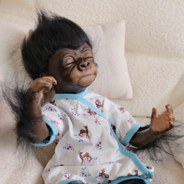 Bambola Reborn Coco Scimpanzé Dormiente 46cm — Cucciolo di Primate con Mohair e Pelle Scura