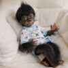 Bambola Reborn Coco Scimpanzé Dormiente 46cm — Cucciolo di Primate con Mohair e Pelle Scura