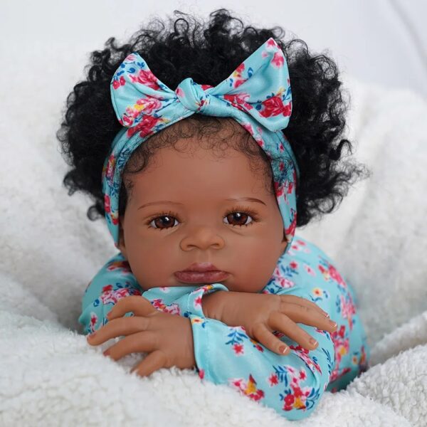 Bambola Reborn Kiara 50cm — Afroamericana con Capelli Afro Rooted e Fascia Floreale