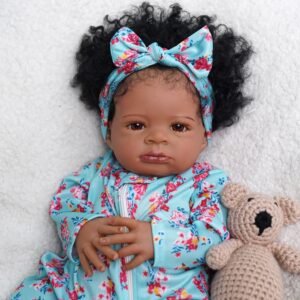 Bambola Reborn Kiara 50cm — Afroamericana con Capelli Afro Rooted e Fascia Floreale dettaglio