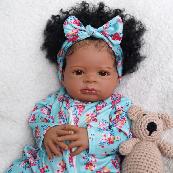 Bambola Reborn Kiara 50cm — Afroamericana con Capelli Afro Rooted e Fascia Floreale
