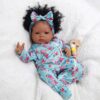 Bambola Reborn Kiara 50cm — Afroamericana con Capelli Afro Rooted e Fascia Floreale
