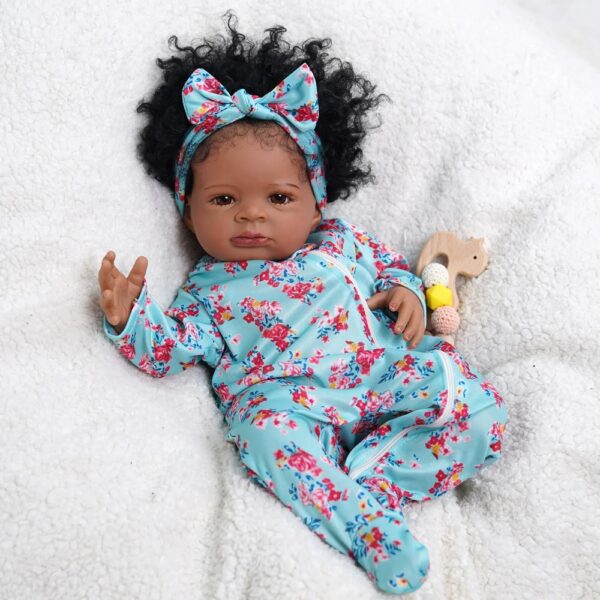 Bambola Reborn Kiara 50cm — Afroamericana con Capelli Afro Rooted e Fascia Floreale