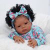 Bambola Reborn Kiara 50cm — Afroamericana con Capelli Afro Rooted e Fascia Floreale