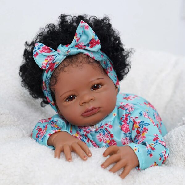 Bambola Reborn Kiara 50cm — Afroamericana con Capelli Afro Rooted e Fascia Floreale