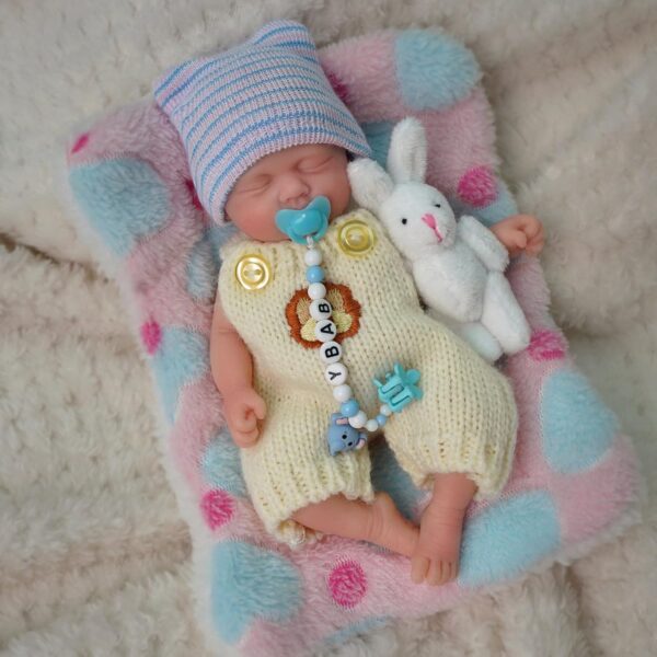 Bambola Reborn Lia Mini 18cm — Sleeping Baby Full Body Silicone Alimentare con Cappello Calzini e Catena Ciuccio