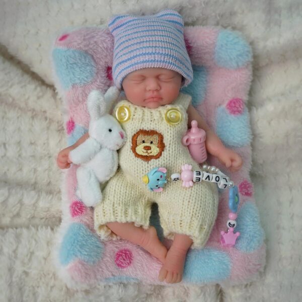 Bambola Reborn Lia Mini 18cm — Sleeping Baby Full Body Silicone Alimentare con Cappello Calzini e Catena Ciuccio