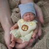 Bambola Reborn Lia Mini 18cm — Sleeping Baby Full Body Silicone Alimentare con Cappello Calzini e Catena Ciuccio