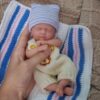 Bambola Reborn Lia Mini 18cm — Sleeping Baby Full Body Silicone Alimentare con Cappello Calzini e Catena Ciuccio
