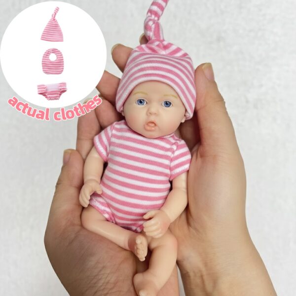 Bambola Reborn Lily Mini 15cm — Genesis Hand-Painted Artist Edition Femminuccia 4 Combinazioni Occhi e Vestito — immagine 3 Bambola Reborn Lily Mini 15cm — Genesis Hand-Painted Artist Edition Femminuccia 4 Combinazioni Occhi e Vestito