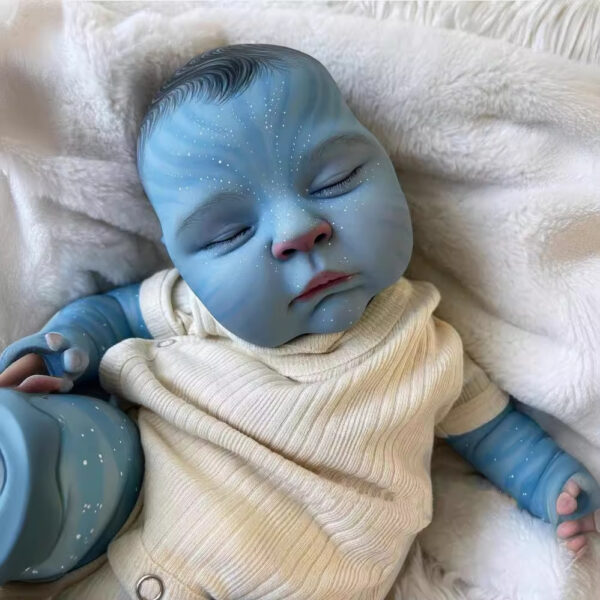 Bambola Reborn Nayla Avatar 49cm — Stile Na'vi Pelle Azzurra Fluorescente con Spot Luminescenti al Buio — immagine 3 Bambola Reborn Nayla Avatar 49cm — Stile Na'vi Pelle Azzurra Fluorescente con Spot Luminescenti al Buio