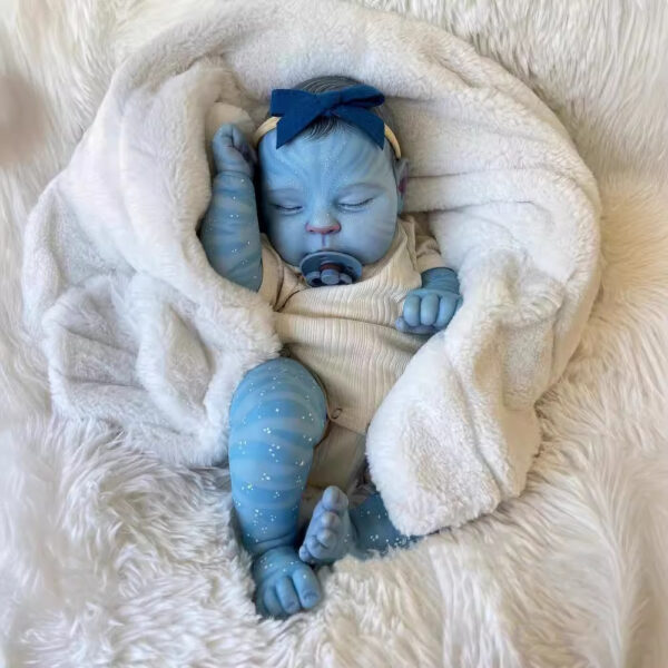 Bambola Reborn Nayla Avatar 49cm — Stile Na'vi Pelle Azzurra Fluorescente con Spot Luminescenti al Buio — immagine 4 Bambola Reborn Nayla Avatar 49cm — Stile Na'vi Pelle Azzurra Fluorescente con Spot Luminescenti al Buio