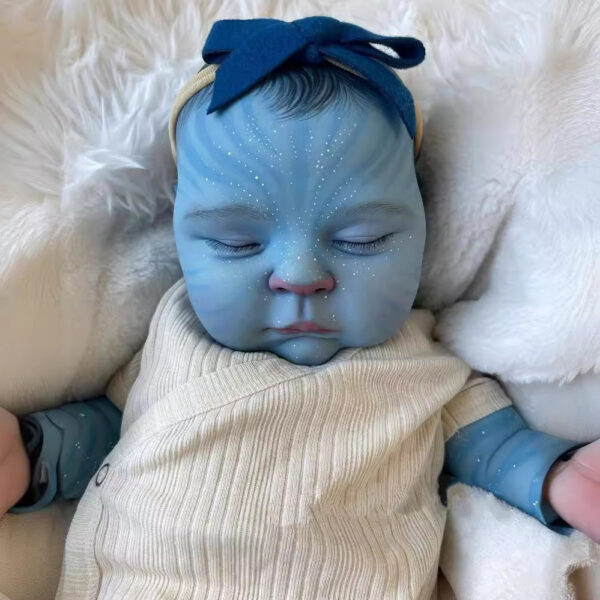 Bambola Reborn Nayla Avatar 49cm — Stile Na'vi Pelle Azzurra Fluorescente con Spot Luminescenti al Buio — immagine 5 Bambola Reborn Nayla Avatar 49cm — Stile Na'vi Pelle Azzurra Fluorescente con Spot Luminescenti al Buio