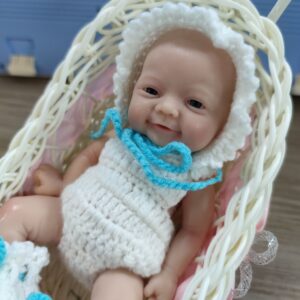 Bambola Reborn Nina Mini 18cm — Micro Preemie Full Body Silicone Platinico Femminuccia con Peluche Antistress dettaglio