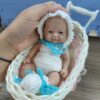 Bambola Reborn Nina Mini 18cm — Micro Preemie Full Body Silicone Platinico Femminuccia con Peluche Antistress