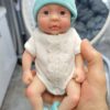 Bambola Reborn Stella Mini 18cm — Micro Preemie Full Body Silicone Femminuccia Sguardo Sveglio — immagine 3 Bambola Reborn Stella Mini 18cm — Micro Preemie Full Body Silicone Femminuccia Sguardo Sveglio