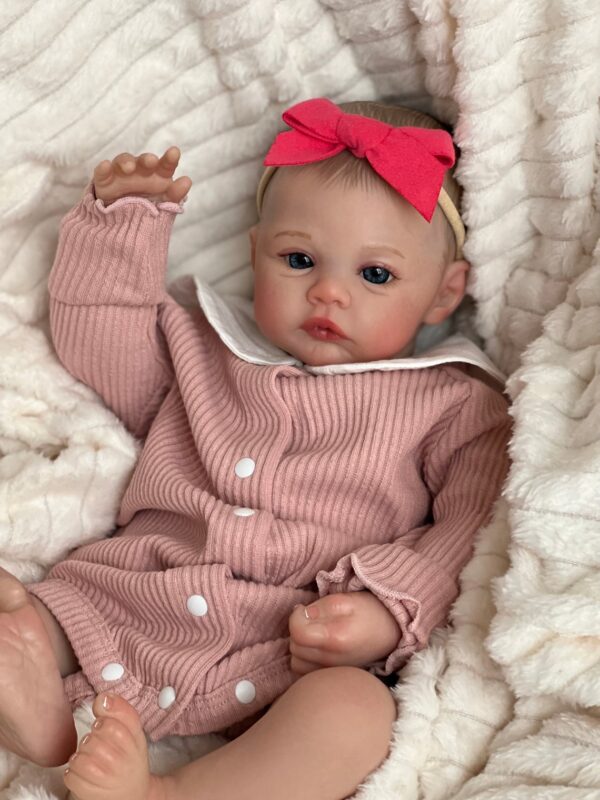 Bambole Reborn Femmine Lydia 5 Bambola Reborn Lydia con braccia snodabili e vestitino rosa a costine