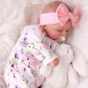 Bambole Reborn Femmine Valeria 3 Bambola Reborn Valeria dorme avvolta nel suo body con coniglio di peluche bianco