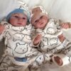 Bambole Reborn Gemelli Ana e Luigi 1 Bambole Reborn Gemelli Ana e Luigi — Coppia Awake 49cm con Occhi Azzurri e Marroni
