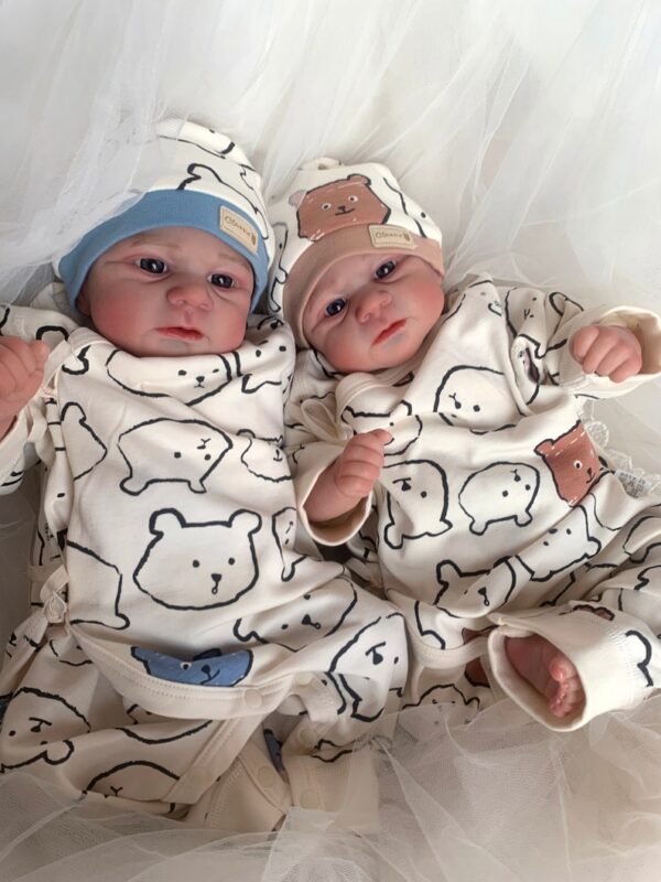 Bambole Reborn Gemelli Ana e Luigi 1 Bambole Reborn Gemelli Ana e Luigi — Coppia Awake 49cm con Occhi Azzurri e Marroni