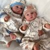 Bambole Reborn Gemelli Ana e Luigi 5 Bambole Reborn Gemelli Ana e Luigi — Coppia Awake 49cm con Occhi Azzurri e Marroni