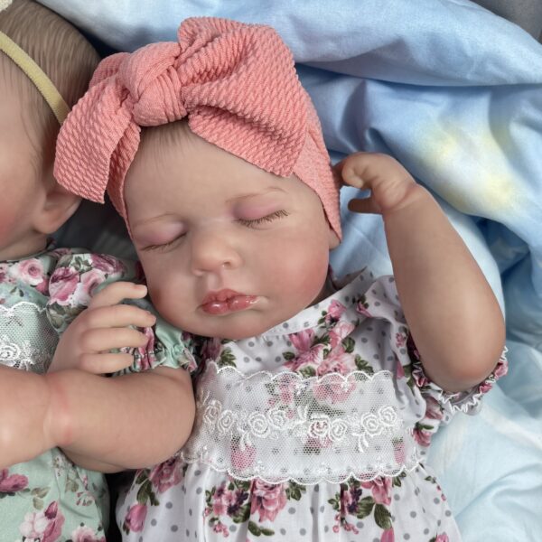 Bambole Reborn Gemelli Martina e Adriano 3 Bambole Reborn Gemelle Martina e Adriana — Due Sorelline Dormienti 50cm, Vinile Bagnabile, Ciglia Vere