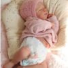 Bambole Reborn Grandi Aura 2 Bambola Reborn Aura sdraiata con body in maglia rosa e diaper newborn