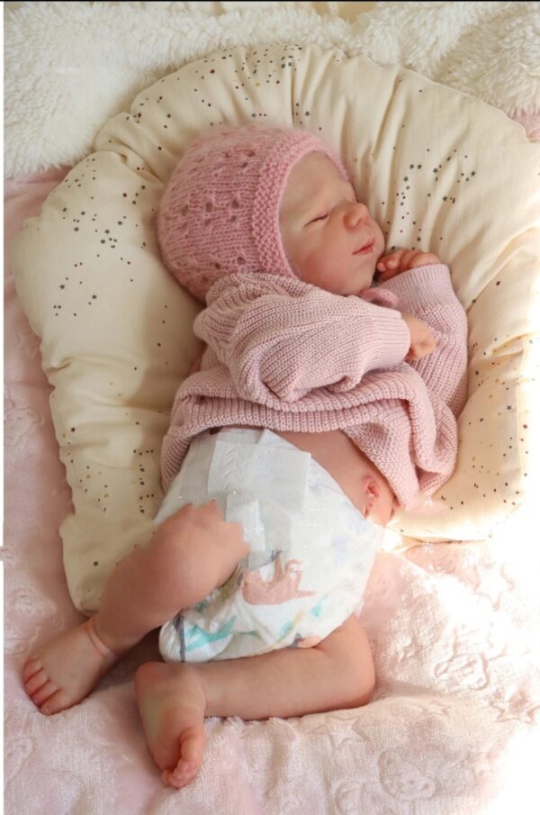 Bambole Reborn Grandi Aura 2 Bambola Reborn Aura sdraiata con body in maglia rosa e diaper newborn
