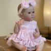 Bambole Reborn Jennifer 6 Bambola Reborn Jennifer seduta sul tavolo, bambina paffuta sorridente di 45 cm