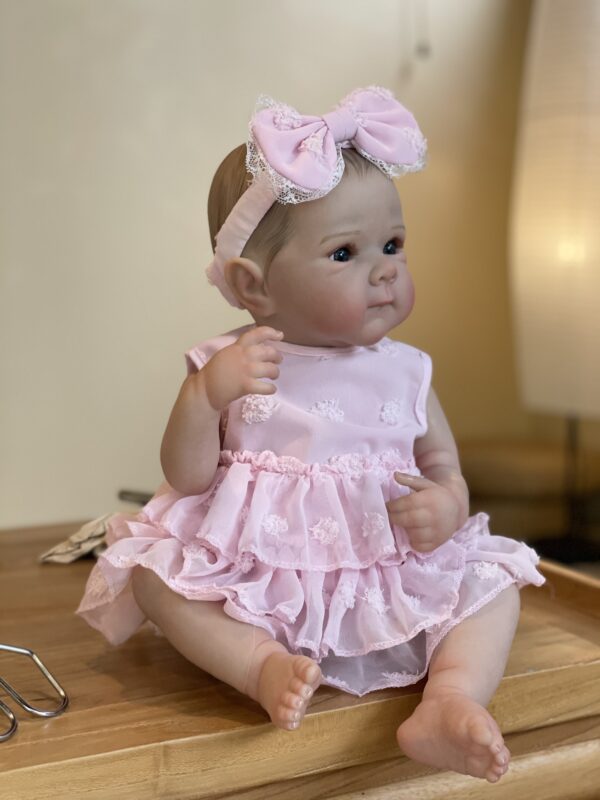 Bambole Reborn Jennifer 6 Bambola Reborn Jennifer seduta sul tavolo, bambina paffuta sorridente di 45 cm