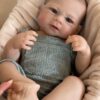Bambola Reborn Giorgio viso ravvicinato occhi azzurri sorriso accennato